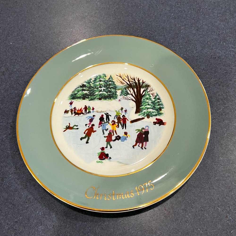 Avon 1975 Christmas Plate "Skaters on the Pond" Fourth Edition Wedgwood Rare
